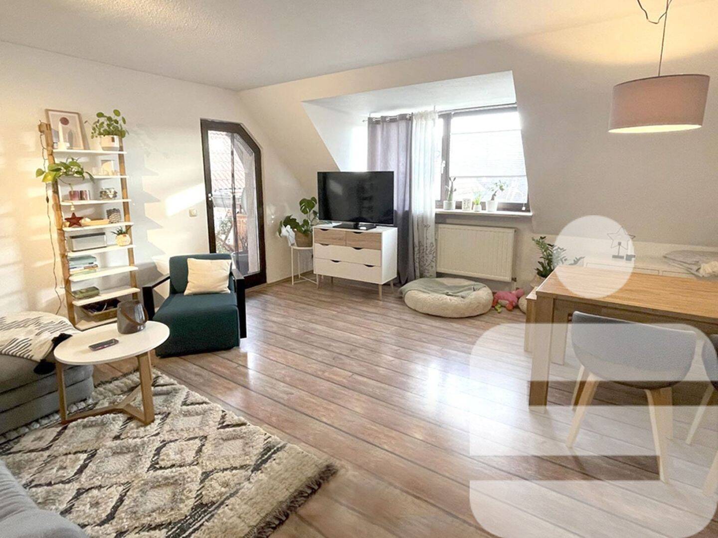 Gemütliche 3-Zimmer-Dachgeschosswohnung in Roth mit Garage, 91154 Roth