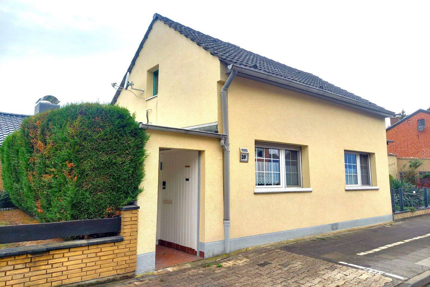 Charmantes Einfamilienhaus mit Garten und Garage in ruhiger Lage in Düren-Arnoldsweiler, 52353 Düren