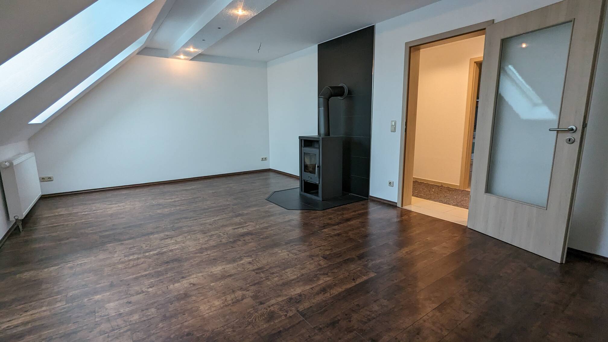 **3-Raum-Dachgeschoß/Einbauküche/Badmöbel/Kamin/Balkon**, 7973 Greiz