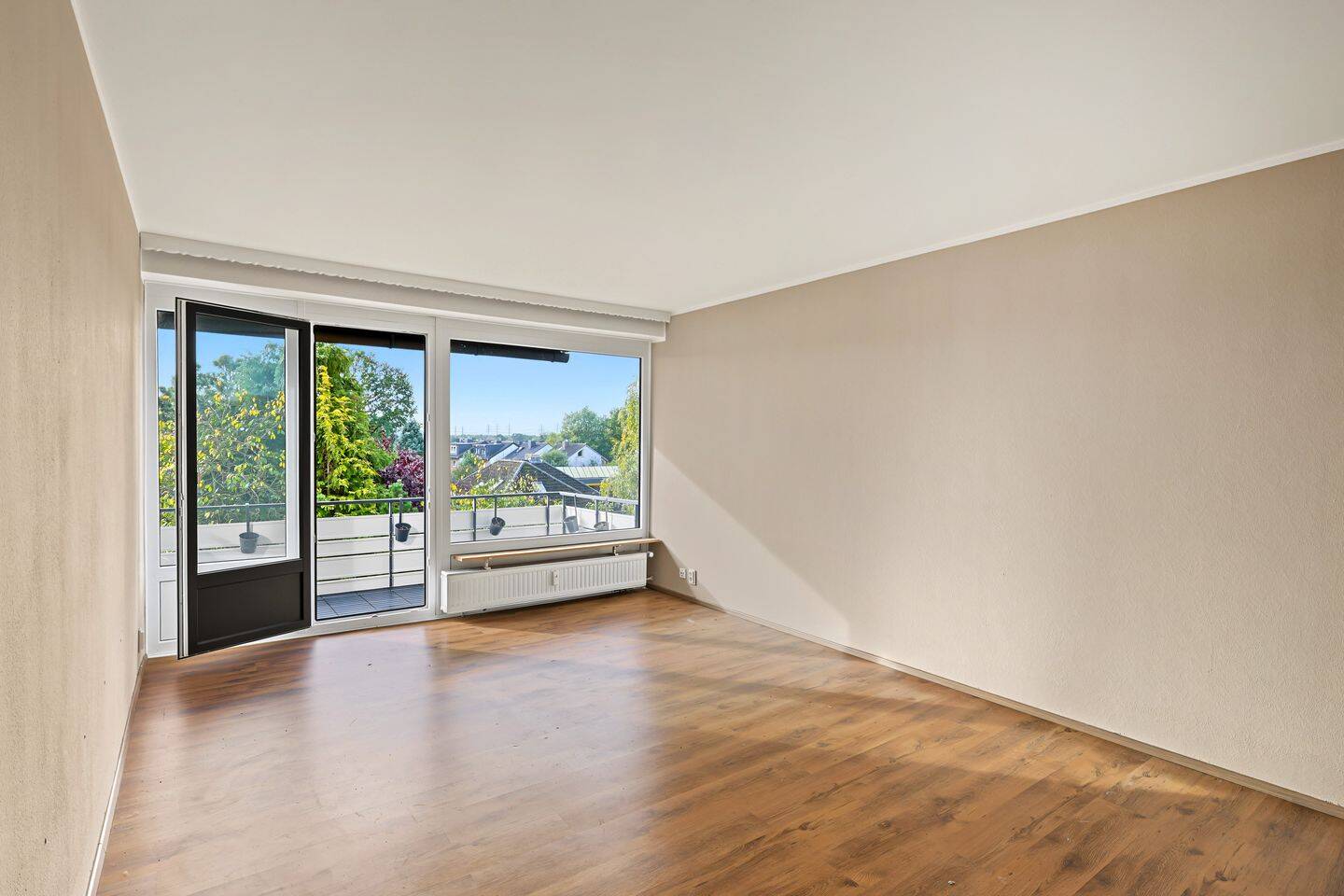 Wohnglück vor Hamburgs Toren: Charmante 2,5-Zimmer-Wohnung mit Balkon ins Grüne, 22113 Oststeinbek (Bergedorf)