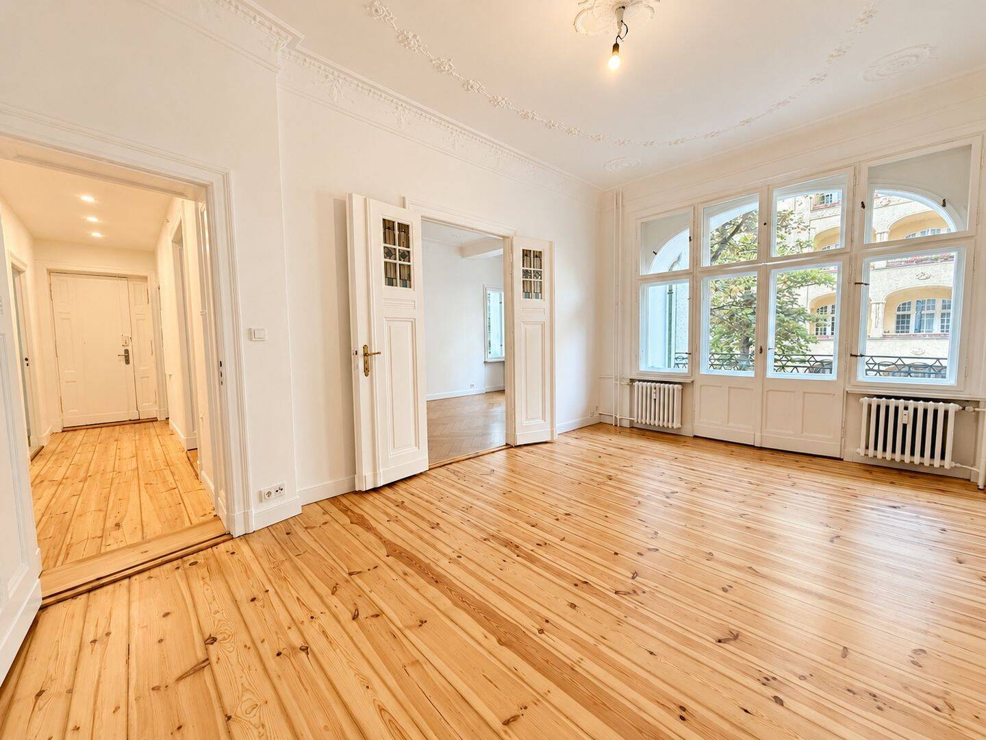 Vollständig renovierte 4-Zimmer-Altbauwohnung mit Jugendstilstuck, Balkon & Loggia nahe Lietzensee, 14059 Berlin (Charlottenburg-Wilmersdorf Charlottenburg Westend)