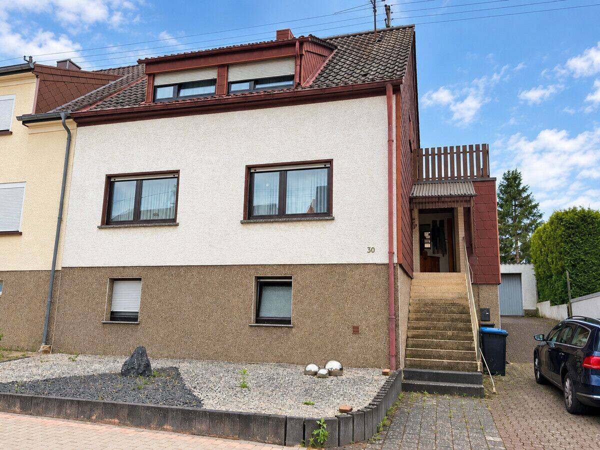 Einseitig angebautes Einfamilienhaus mit schönem Garten in ruhiger Lage von Differten, 66787 Wadgassen