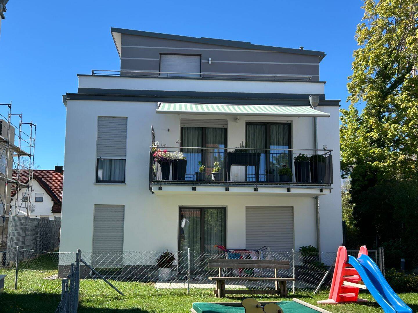 Neuwertige 2-Zimmer-Dachterrassenwohnung mit Hobbyraum in ruhiger Lage in München-Germering, 82110 Germering