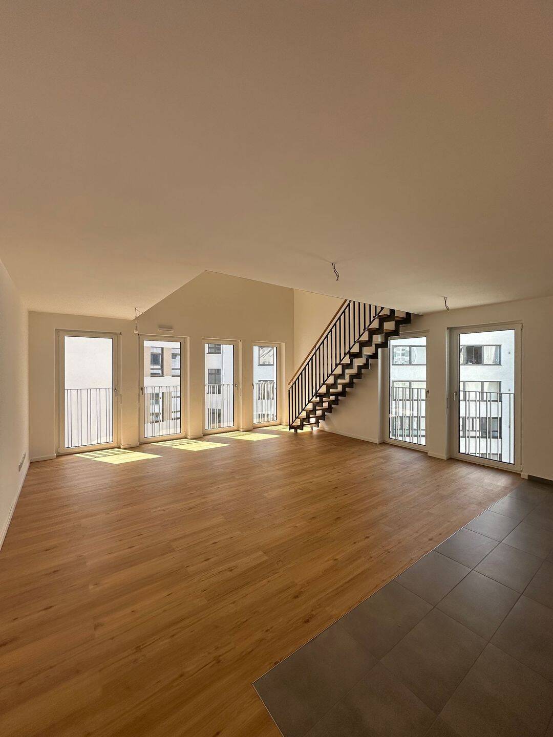Galerie-Maisonette 2,5 Zimmer mit hellem Wohnbereich und moderner EBK in Zentral Frankfurt, 60329 Frankfurt am Main (Bahnhofsviertel Gallus Gutleutviertel Innenstadt)