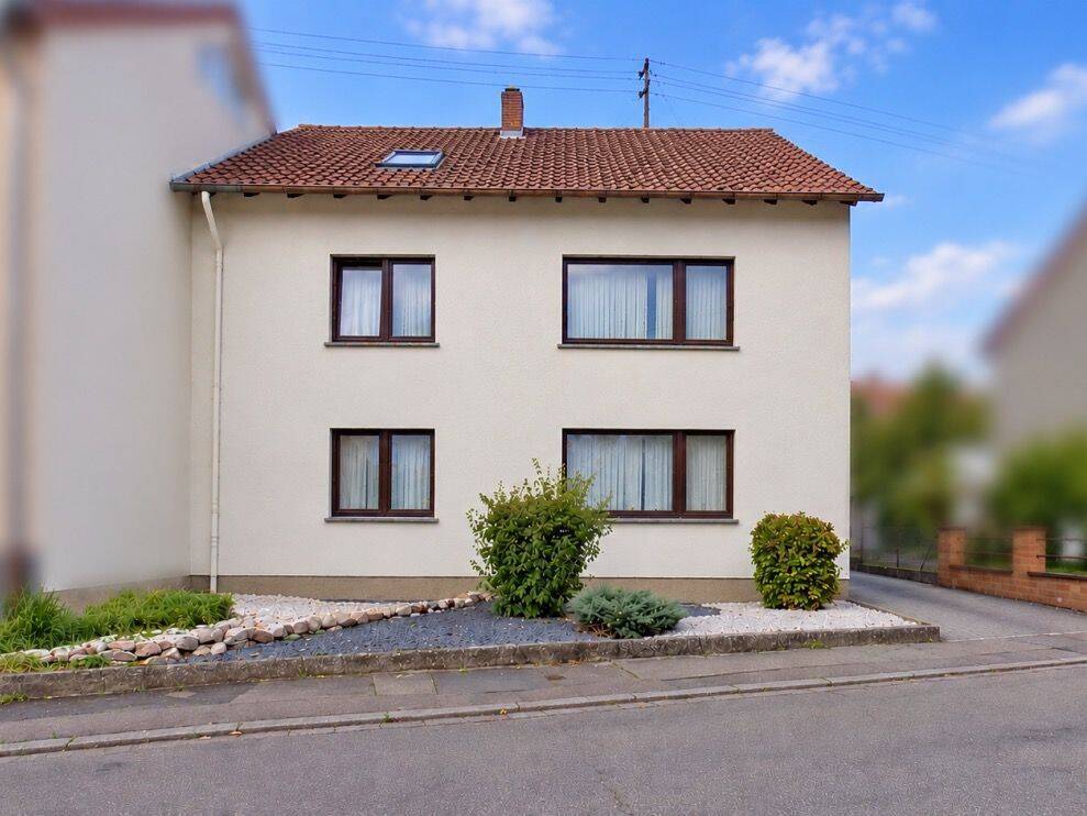 Zweifamilienhaus mit zusätzlichem Bauplatz, Scheune, Hinterhaus, Einfahrt und Garage  in Rilchingen-Hanweiler, 66271 Kleinblittersdorf