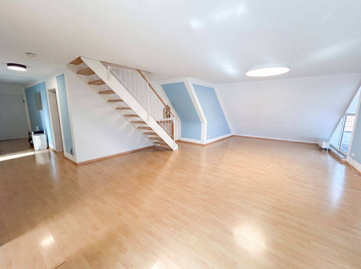 Weitblick inklusive: Gepflegte Maisonette-Wohnung mit zwei Balkonen am Augustinerplatz, 79098 Freiburg im Breisgau (Altstadt Neuburg Oberau)
