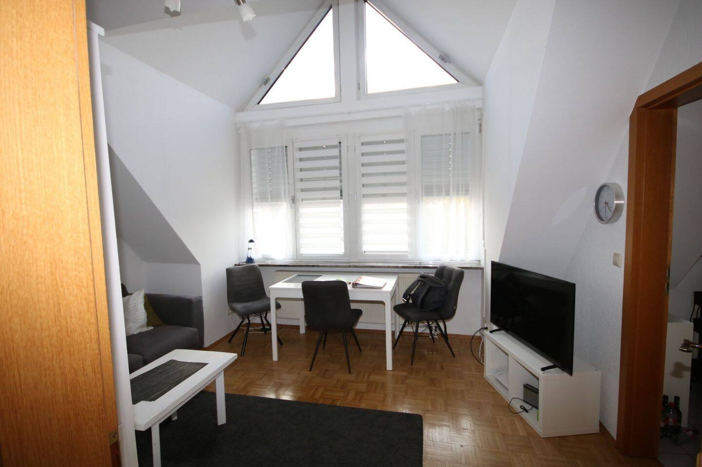 *Charmante 2-Zimmer-Dachgeschosswohnung in Frankfurt-Seckbach + EBK + Parkett + PKW Stellplatz*, 60389 Frankfurt am Main (Bergen-Enkheim Bornheim Nordend-Ost Nordend-West Seckbach)