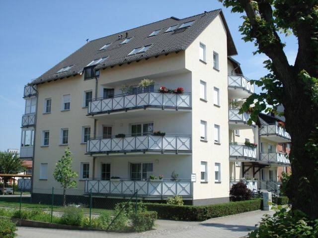 Attraktive 2-Zimmer-Wohnung in Rathenow (Bahnhofstraße) mit zwei Balkonen, Einbauküche und Carport, 14712 Rathenow