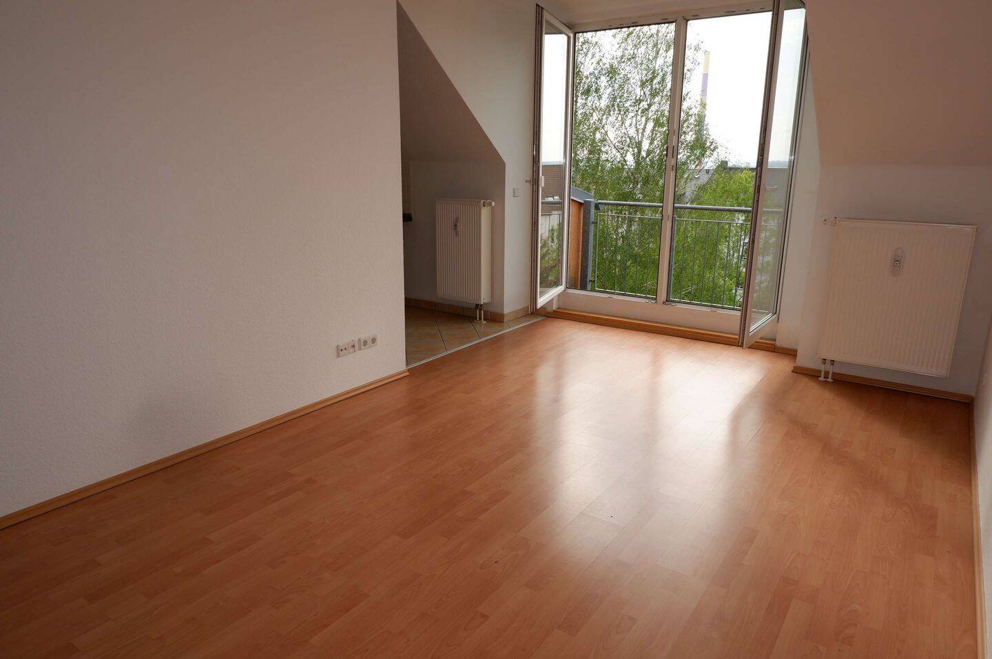 Frei ab 1.11. – INKLUSIVE EBK !!! Helle Dachgeschoss-Whg. mit Süd-Balkon, 9131 Chemnitz (Ebersdorf Hilbersdorf)