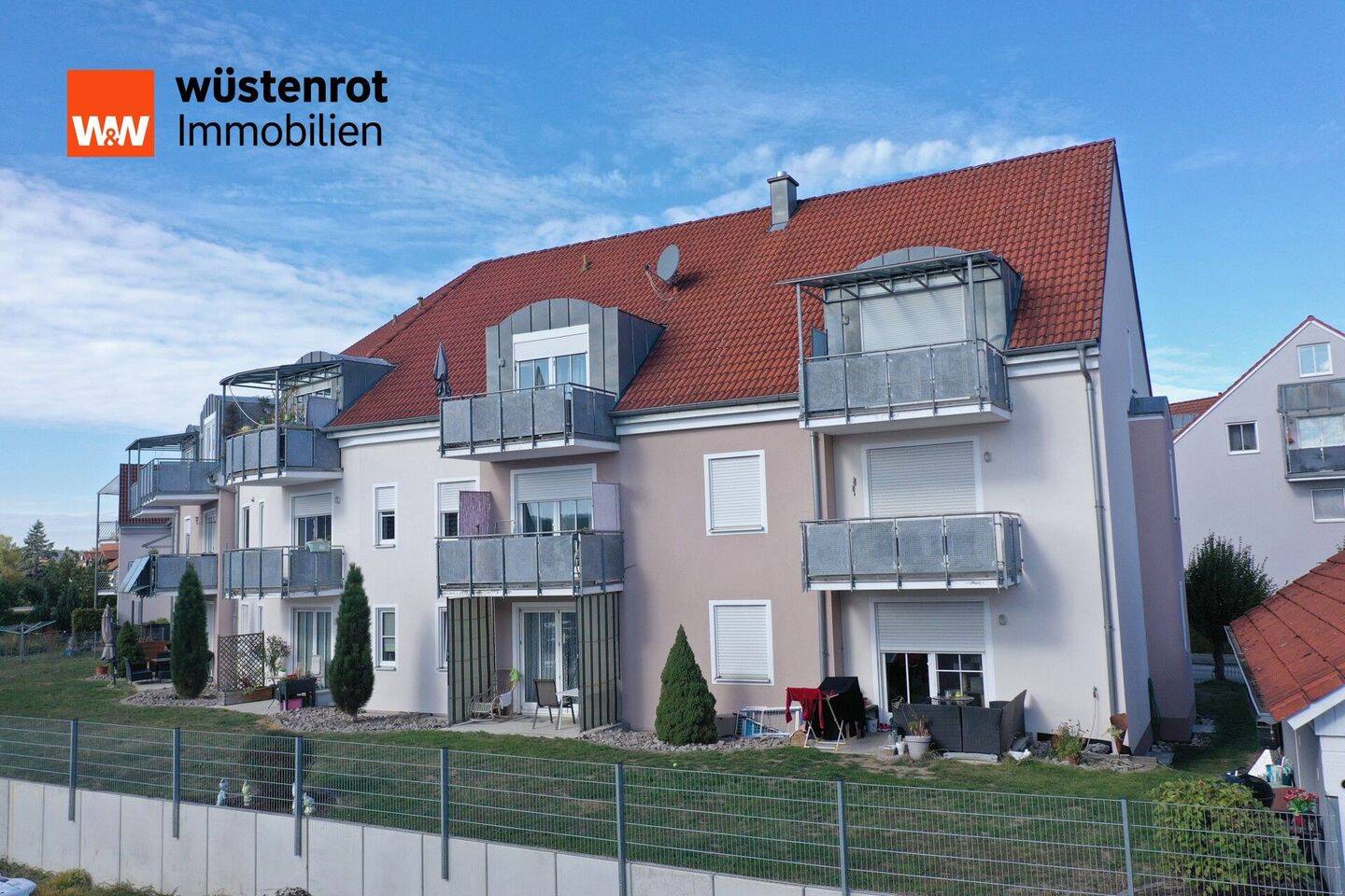 Gepflegte 2-Zimmer-Dachgeschosswohnung mit Südbalkon und Garage in ruhiger Lage von Roding, 93426 Roding