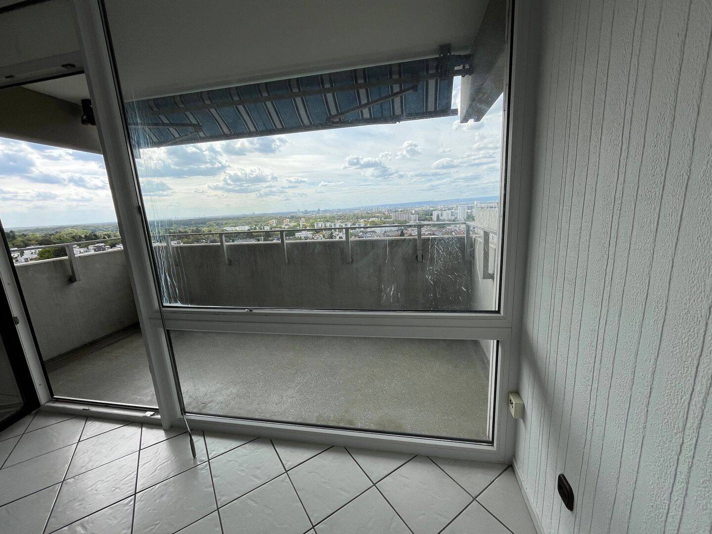 TOP Zwei Zimmerwohnung mit Einbauküche und Duschbad, 60598 Frankfurt am Main (Sachsenhausen)