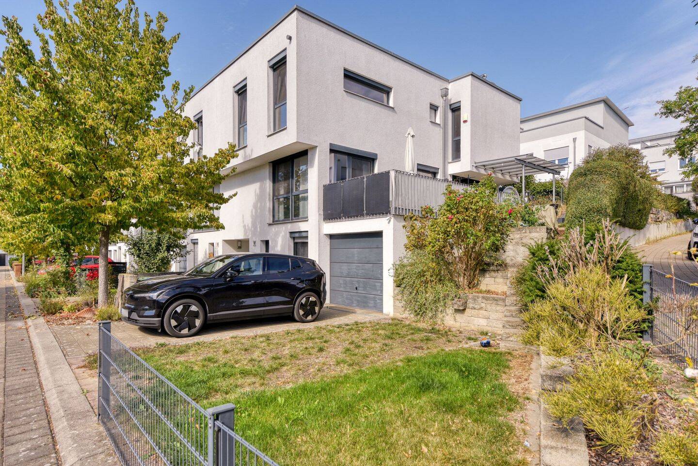 +++ 1-Fam.-DHH, integrierte GA & Stpl. davor – Außen-Sauna – teilmöbliert – inkl. EBK – mind. 2 Jahre & max. bis Ende 2029 +++, 70437 Stuttgart (Freiberg Mönchfeld Rot Zazenhausen Zuffenhausen)