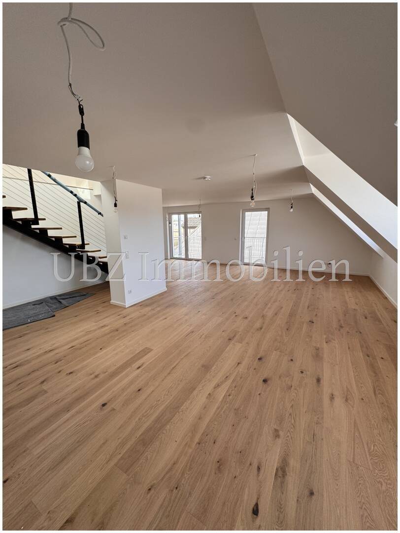 Exklusive Dachgeschoss Wohnung barrierefrei mit traumhaften Blick über Kitzingen, 97318 Kitzingen