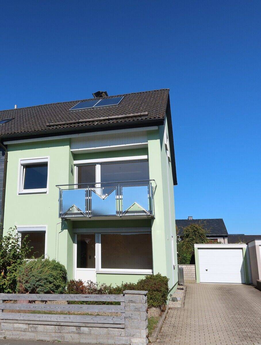 Modernisierte Doppelhaushälfte mit Garage, 95131 Schwarzenbach a. Wald