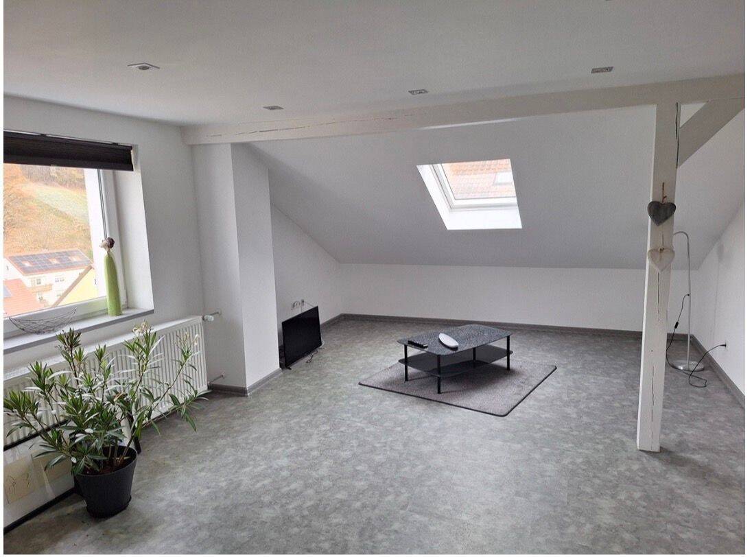 Helle 3-Zimmer-Dachgeschosswohnung mit Gartenanteil, 93128 Regenstauf