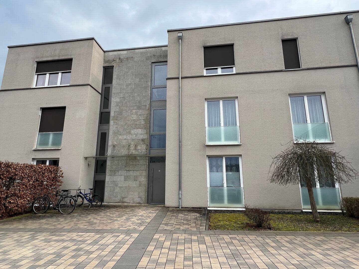 Helle, großzügige und moderne 1 Zimmer-Wohnung mit Balkon, Weintrautstr. 25, Marburg, 35039 Marburg