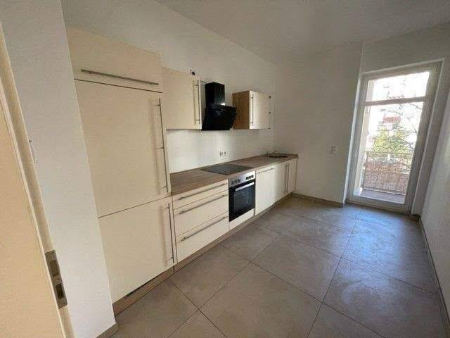 GERÄUMIGE SOWIE HOCHWERTIGE WOHNUNG MIT PARKETT, FUßBODENHEIZUNG, BALKON UND EBK, 9130 Chemnitz (Hilbersdorf Sonnenberg Yorckgebiet Zentrum)