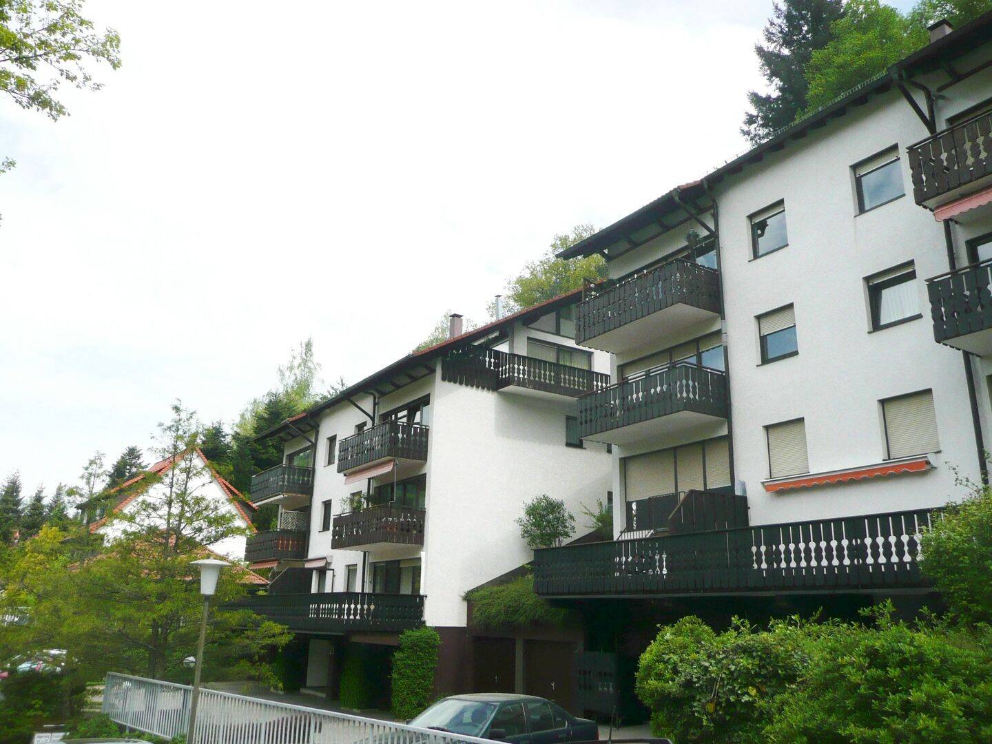 –  3-Zimmer-Wohnung in ruhiger Aussichtslage  – 84 m² mit großem Balkon und Pkw-Stellplatz –, 76332 Bad Herrenalb