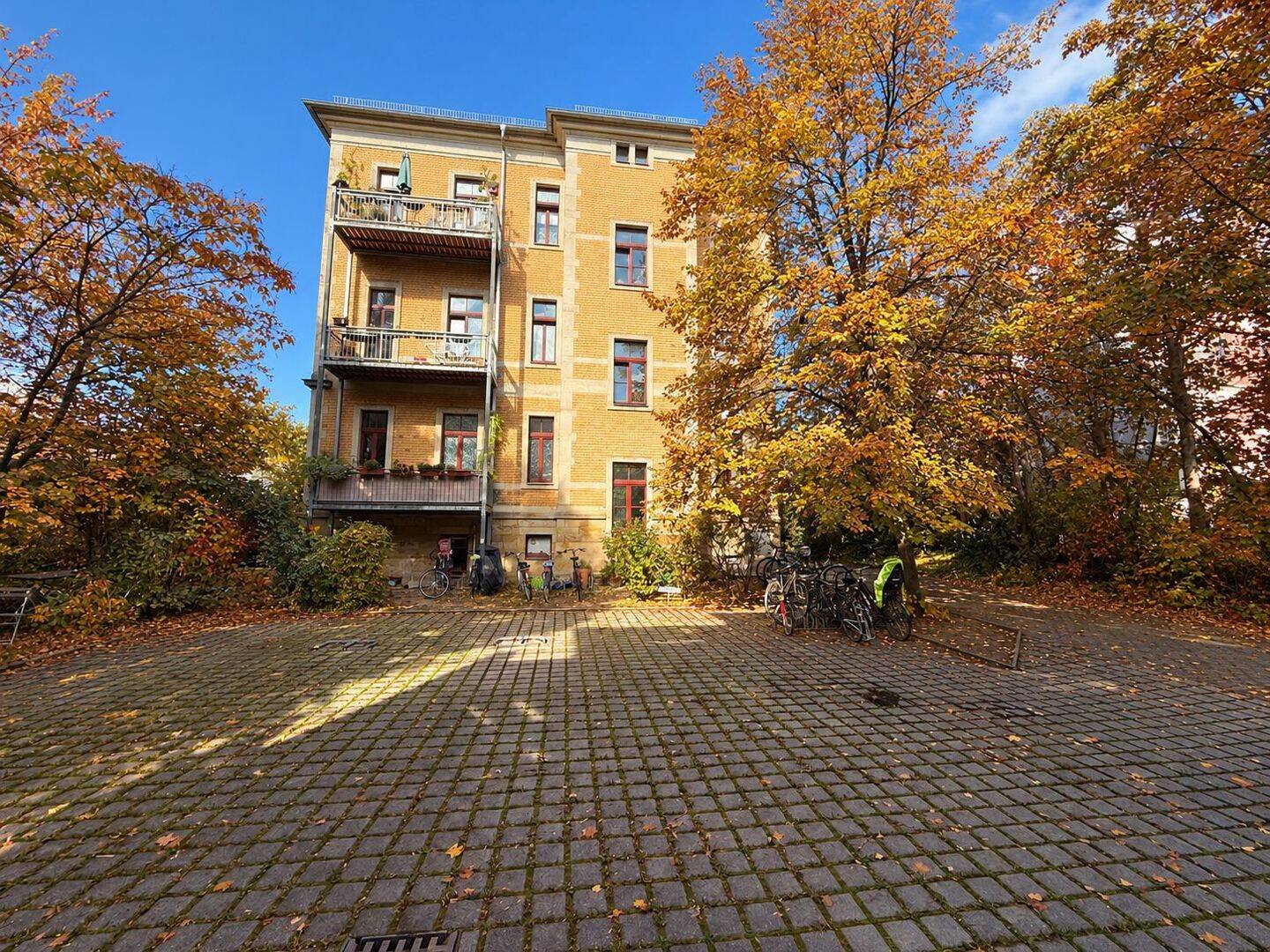 Bezugsfrei und neu renovierte 3-Raum Wohnung im Dachgeschoss – Striesen!, 1309 Dresden