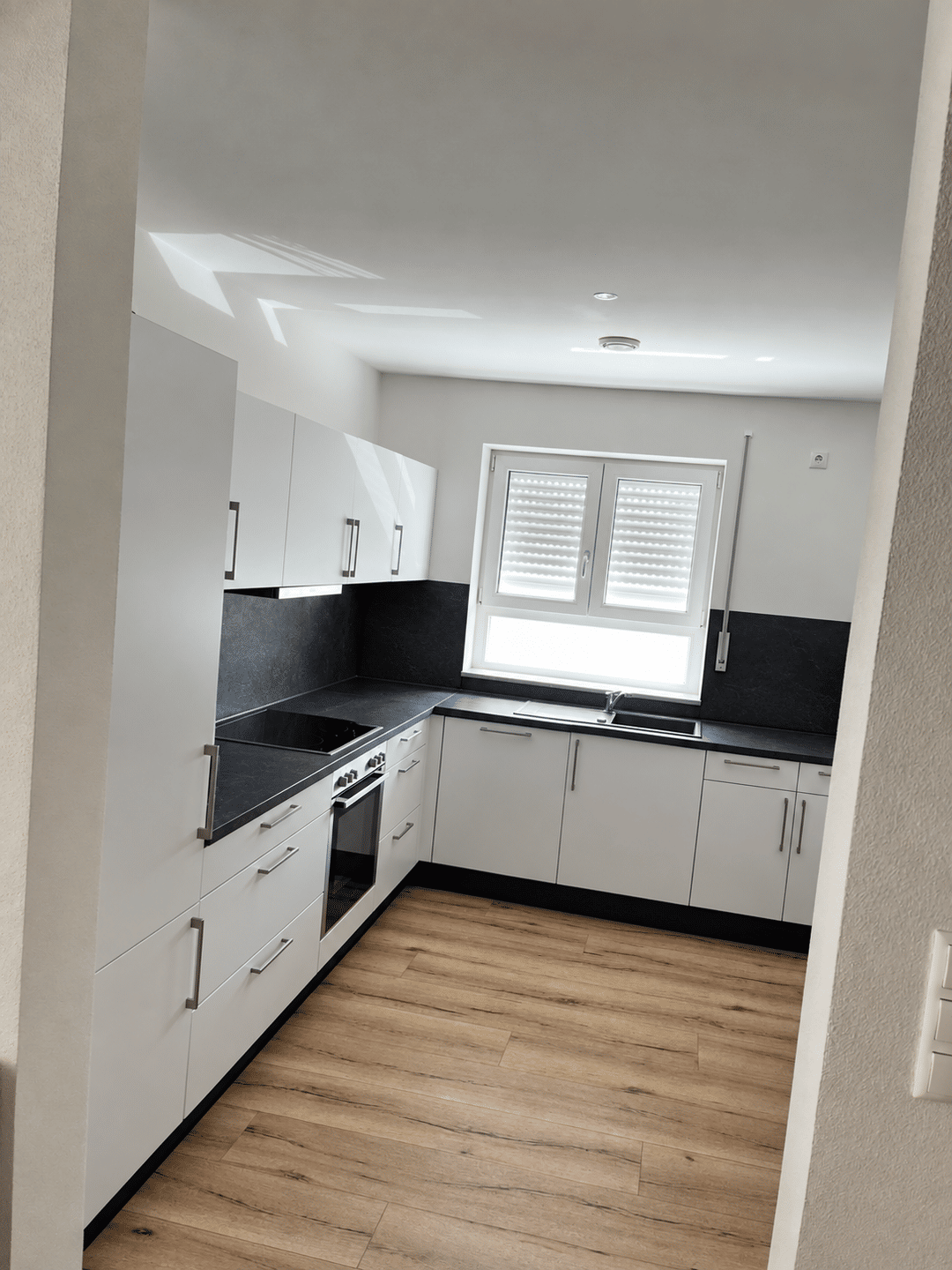 schöne 2,5 Zimmern Wohnung mit EBK in Baar-Ebenhausen, 85107 Baar-Ebenhausen