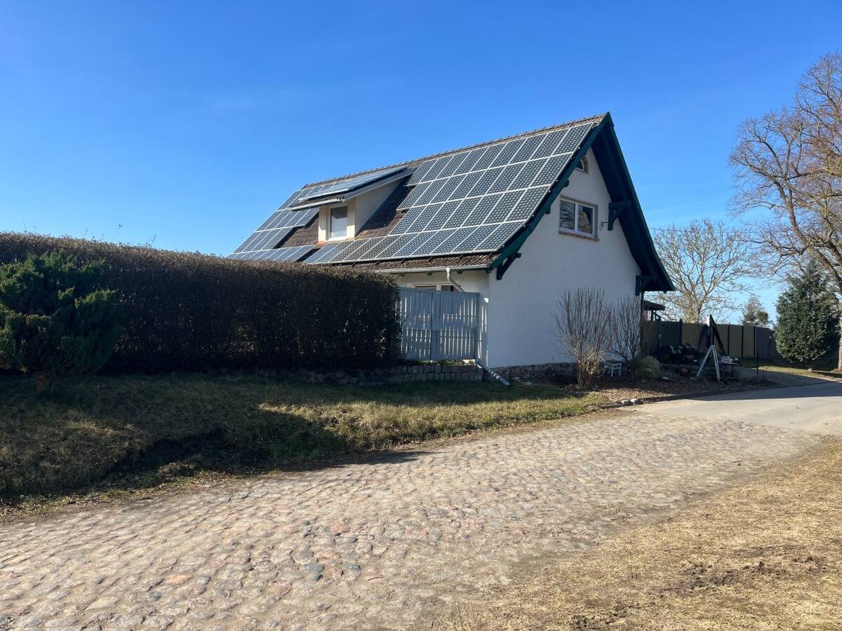 Kein Nachbar: Einfamilienhaus – Nebengebäude – Solaranlage mit 30 KWp – Platz für Ihre Ideen….., 17111 Lindenberg