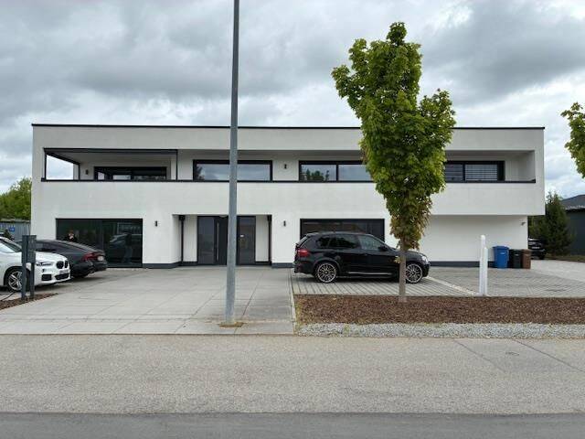 Tolles Wohn und Geschäftshaus mit 2 Wohnungen und Lagerhalle in Plattling, 94447 Plattling