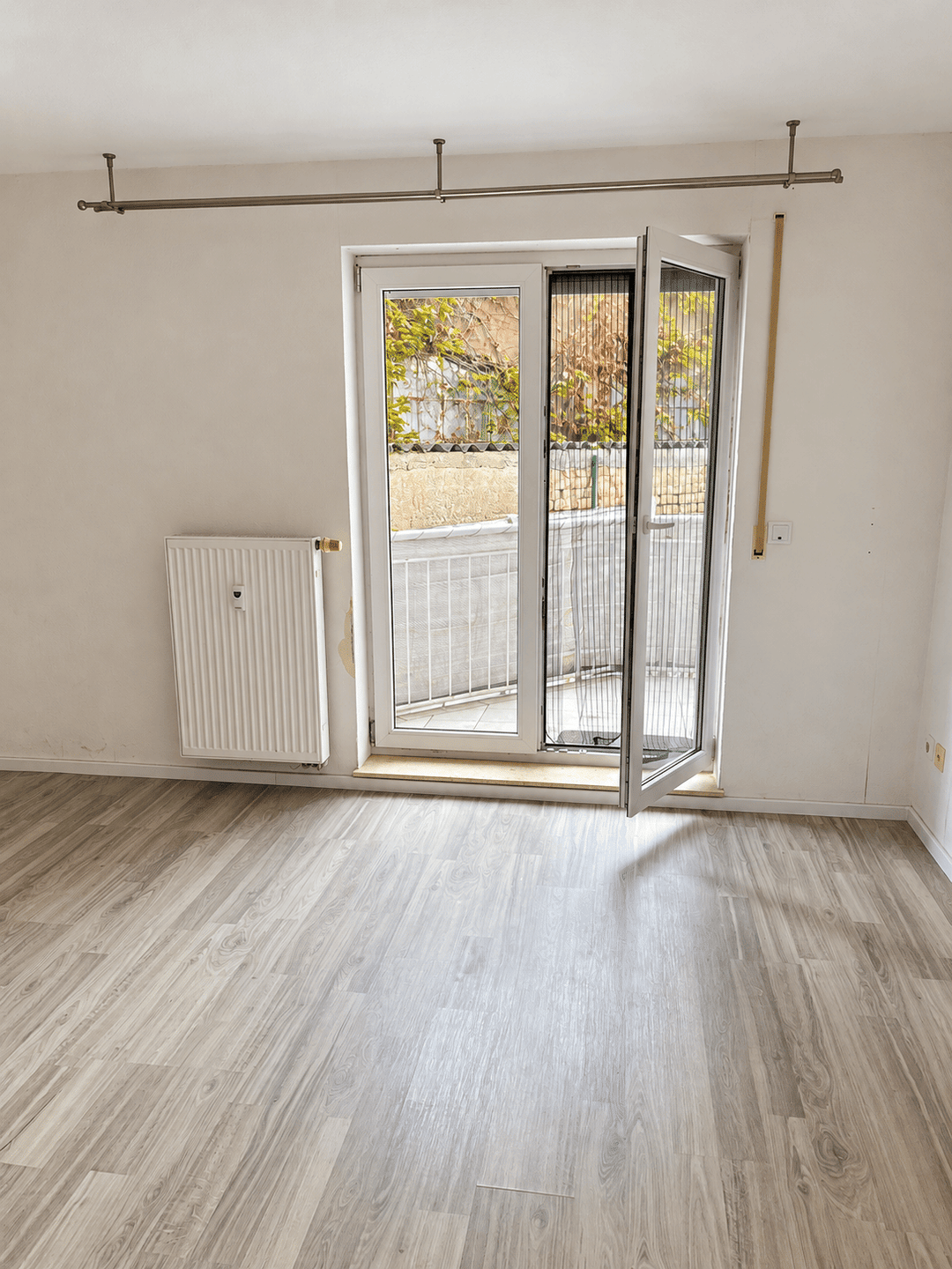 Helle 3-Zimmer-Erdgeschosswohnung mit Balkon, Einbauküche und PKW-Stellplatz in Philippsburg, 76661 Philippsburg