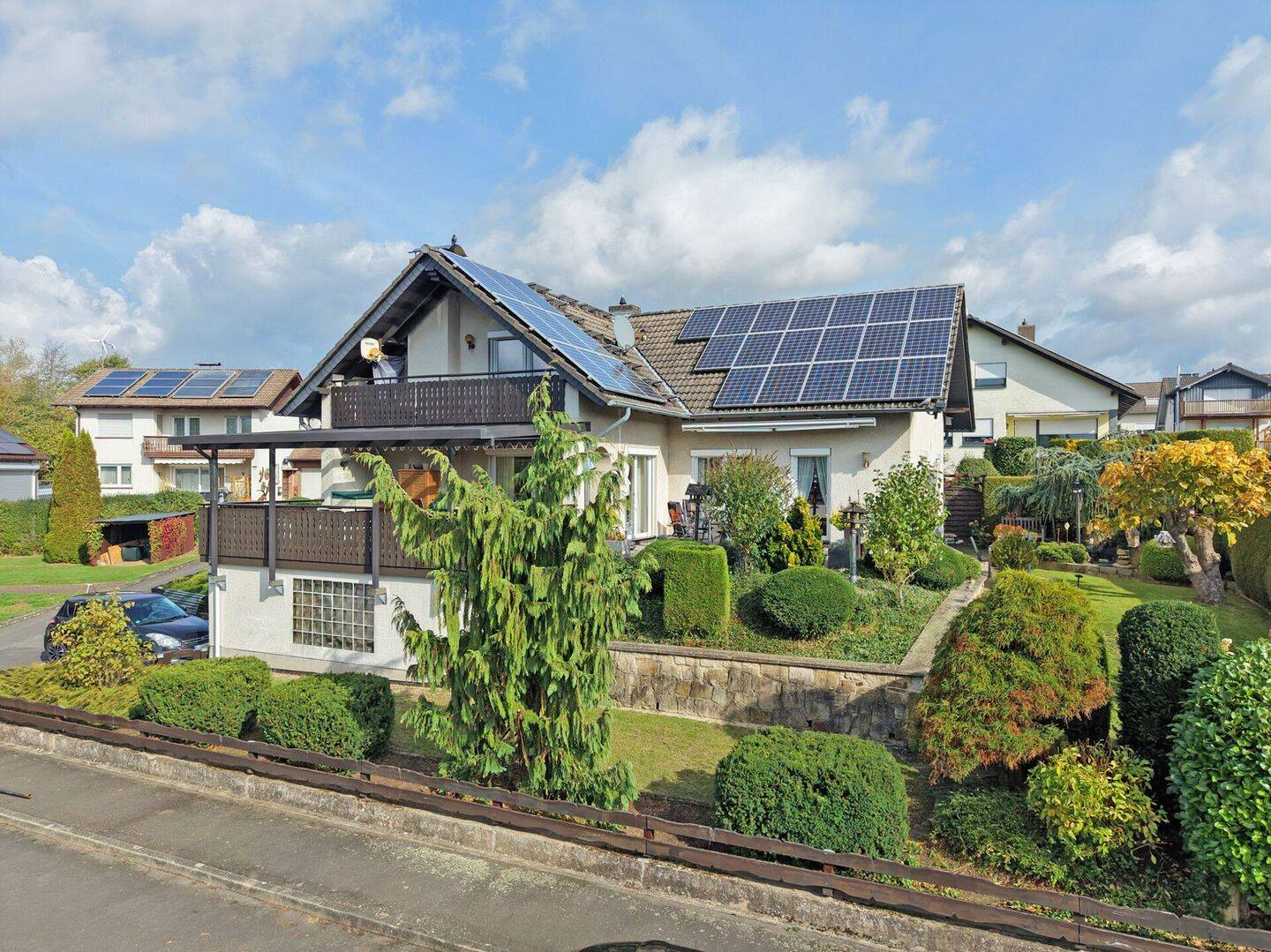 Modernisiert und top-gepflegt: Attraktives Wohnhaus für die kleine Familie in Lohfelden, 34253 Lohfelden