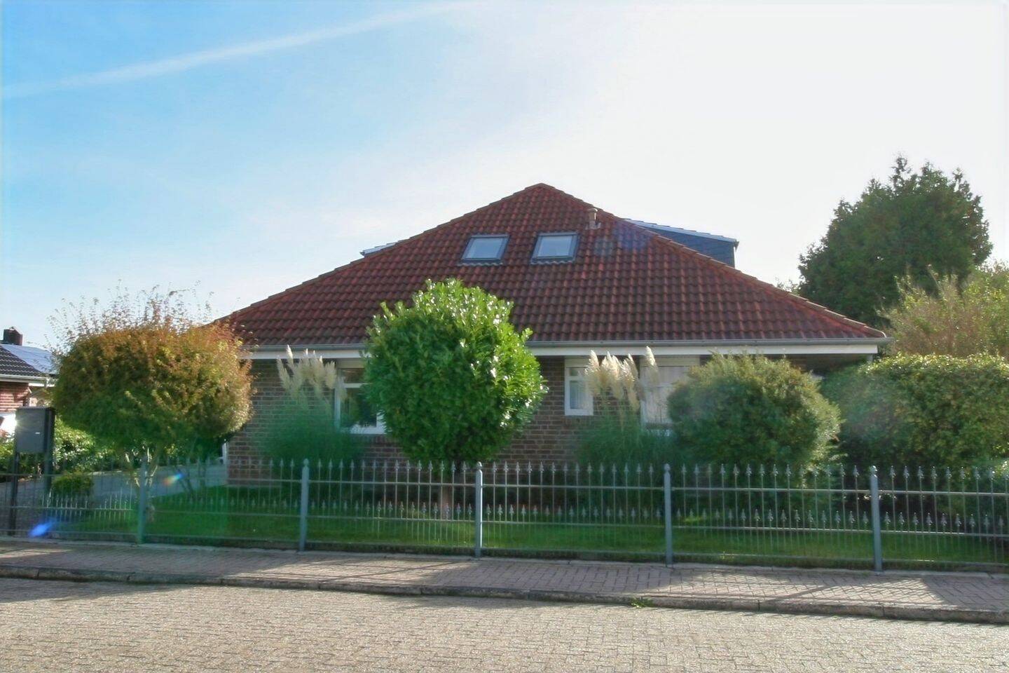 Großzügiger Bungalow mit ausgebautem Dachgeschoss und idyllischem Garten, 26419 Schortens (Stadt Wilhelmshaven)