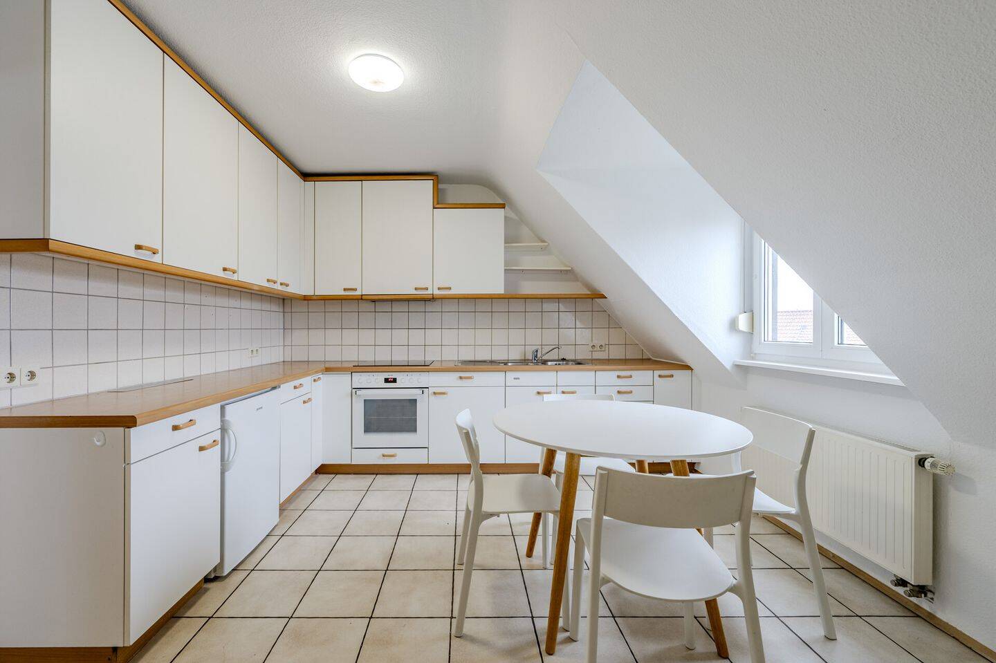 Charmante 2,5-Zimmer-Dachgeschosswohnung in ruhiger Lage von Zuffenhausen, 70435 Stuttgart (Stammheim Zuffenhausen)