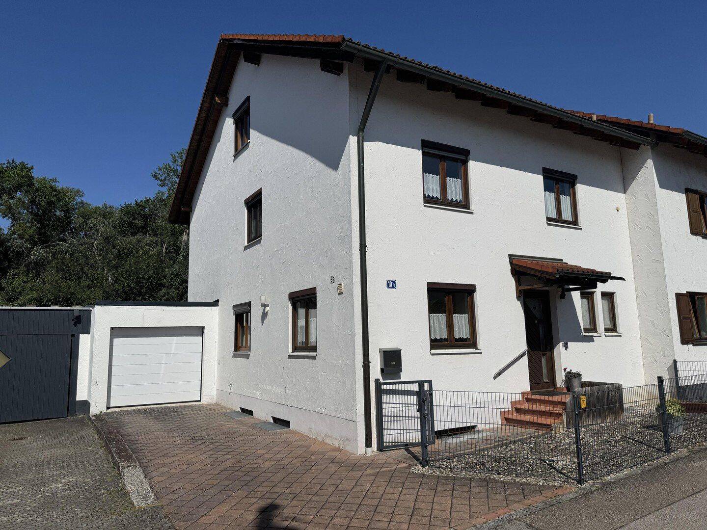 Viel Platz für die Familie – DHH in Oberstimm mit Blick ins Grüne, nahe Airbus & Audi, 85077 Manching