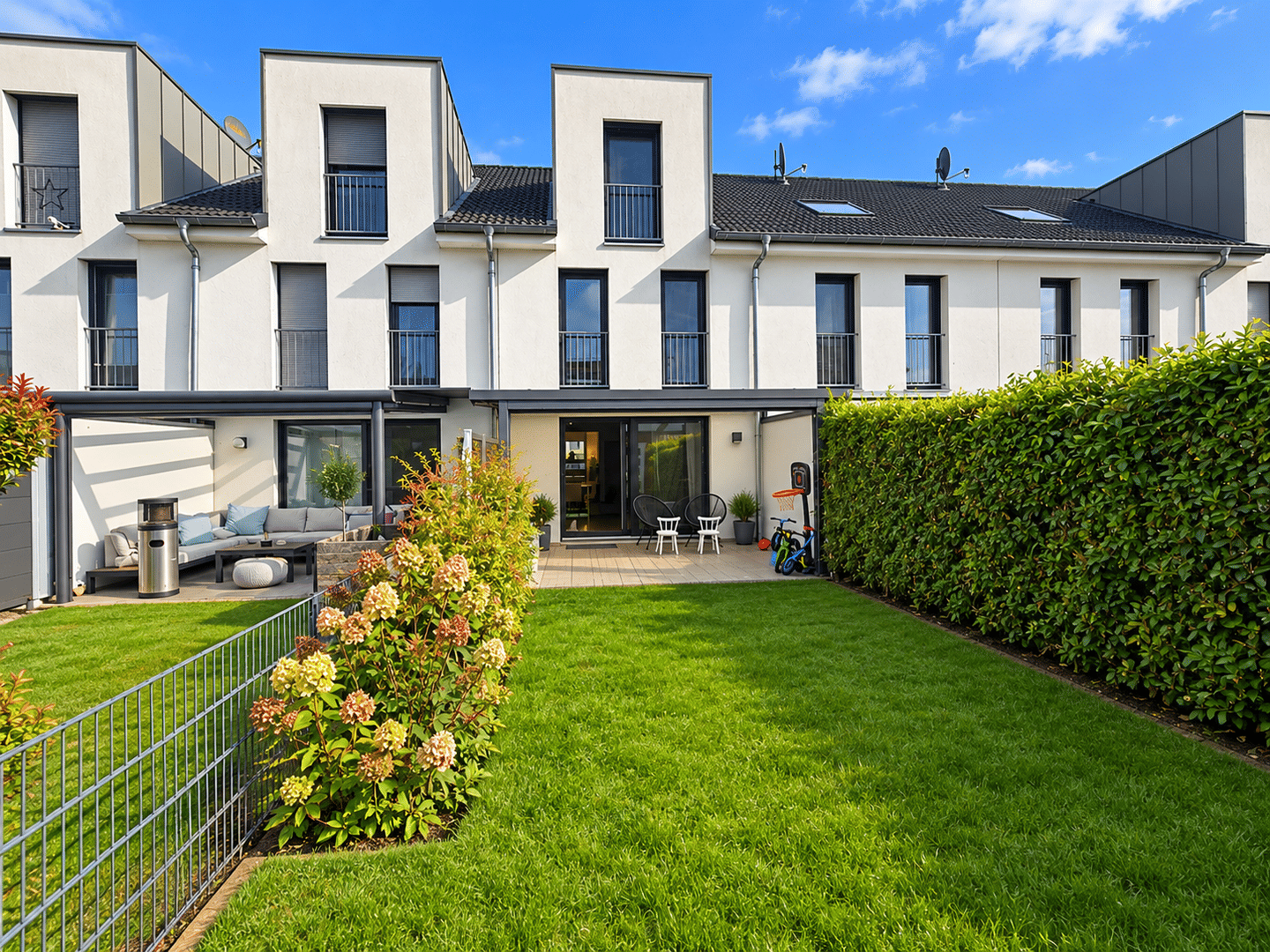 Hermann Immobilien: 
Modernes RMH in ruhiger Ortsrandlage von Bruchköbel-Niederissigheim, 63486 Bruchköbel