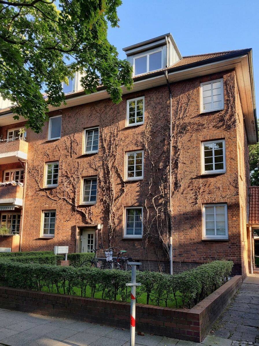 Helle Dachgeschoßwohnung mit Dachterrasse zur Miete in Hamburg- Winterhude- Wentzel Dr., 22297 Hamburg (Hamburg-Nord Alsterdorf Barmbek-Nord Groß Borstel Winterhude)