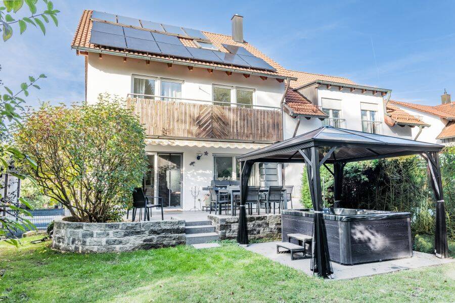 Provisionsfrei* Moderne, großzügige Doppelhaushälfte mit Einliegerwohnung, Garten, Carport, Solaranlage, Sauna & Jacuzzi, bezugsfrei, 73066 Uhingen