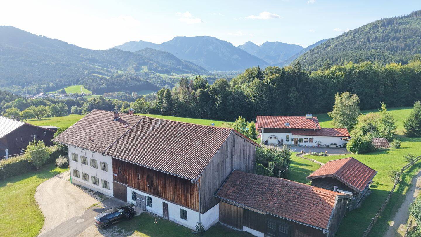 Hof in Panoramalage mit saniertem Nebengebäude – Absolute Ruhe – Optional 48.000qm Grund, 83313 Siegsdorf