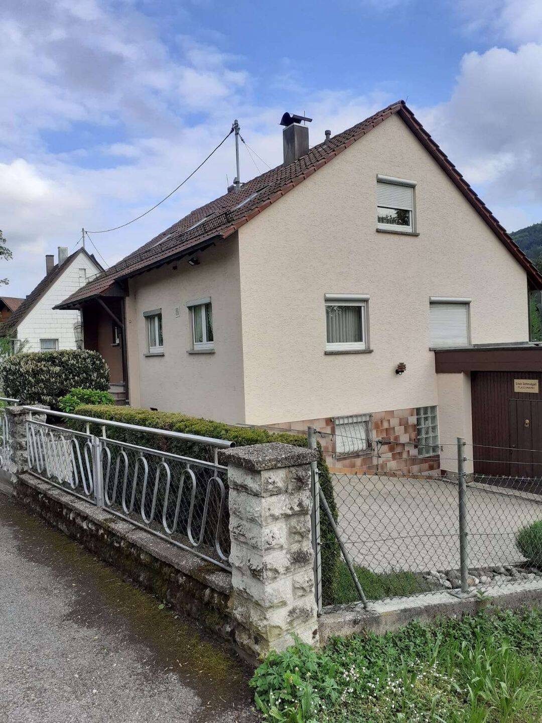 Großzügiges und freistehendes Einfamilienhaus am Ortsrand mit Werkstatt, 71560 Sulzbach an der Murr