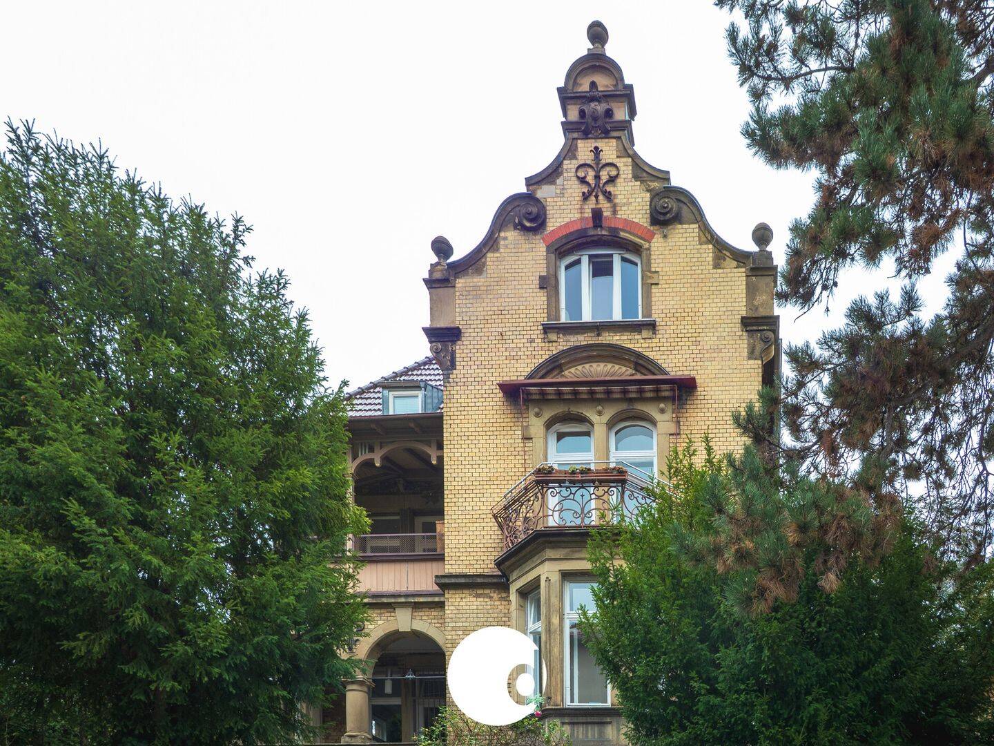Traumhafte Altbauetage mit neuen Badezimmern, neuer Einbauküche und drei Außenbereichen, 70174 Stuttgart (Mitte Nord West)