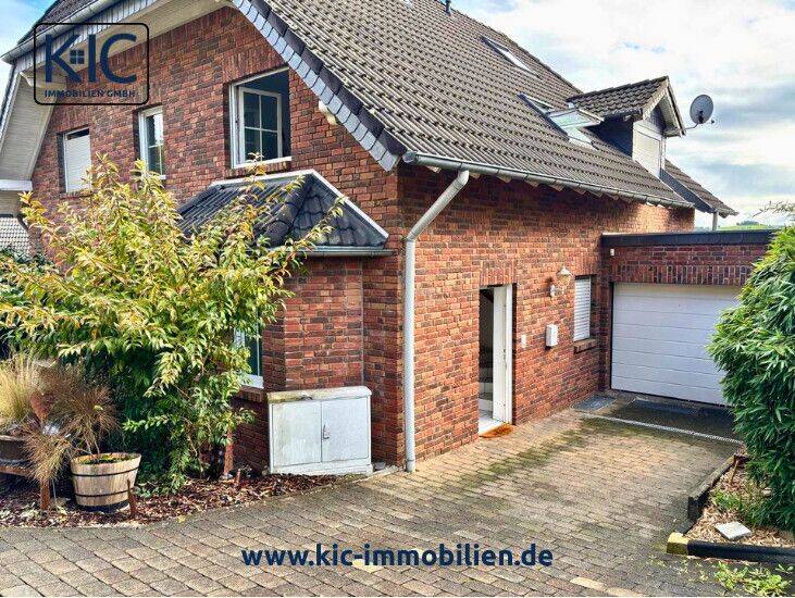 Wohnen mit Hausgefühl! 5-Zimmer-Mietwohnung mit eigenem Eingang, Balkon & Garage in Overath, 51491 Overath