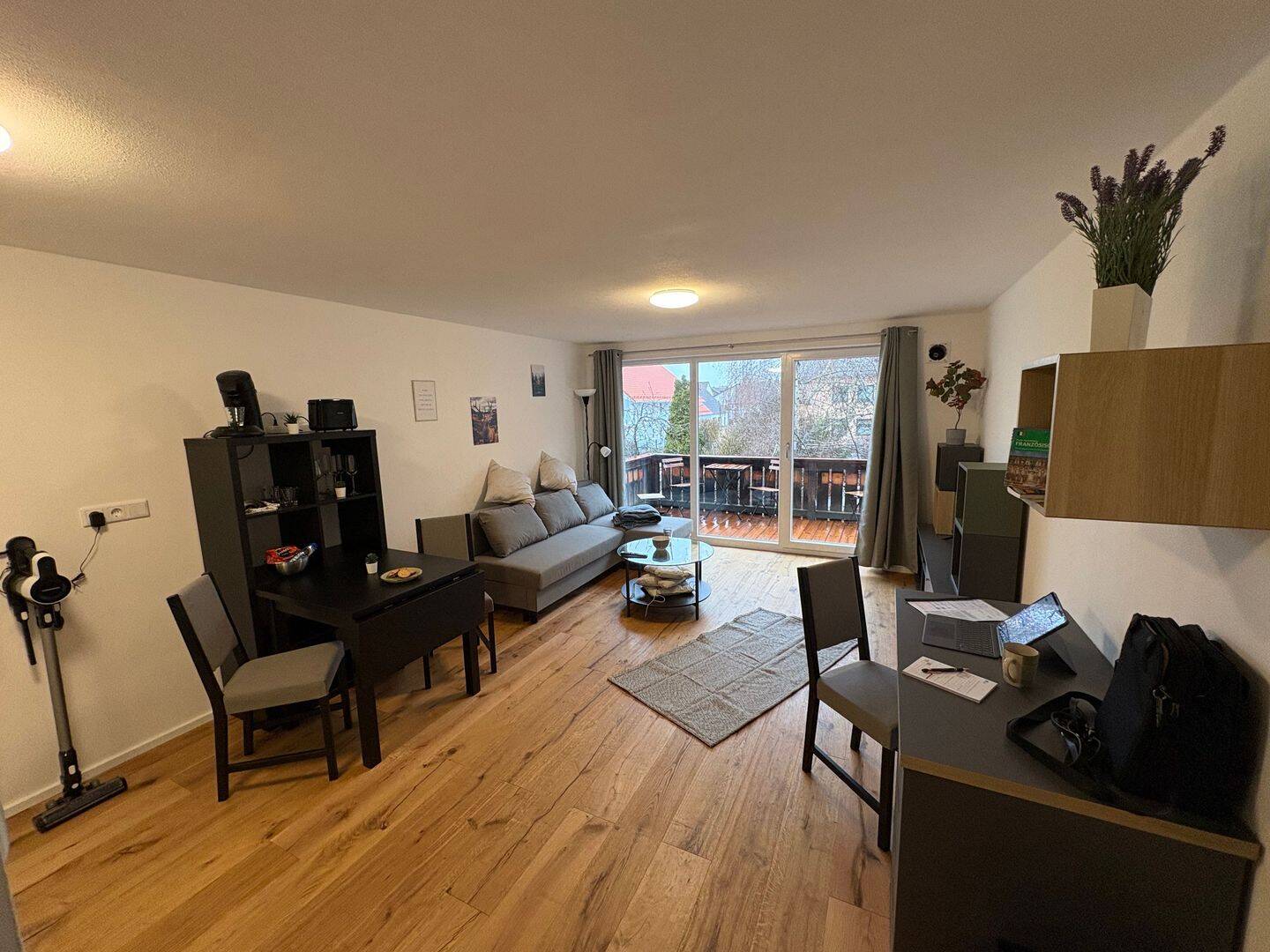 Top gelegene und Möblierte 2-Zimmer-Wohnung mit Balkon in Gilching – Kernsaniert, 82205 Gilching