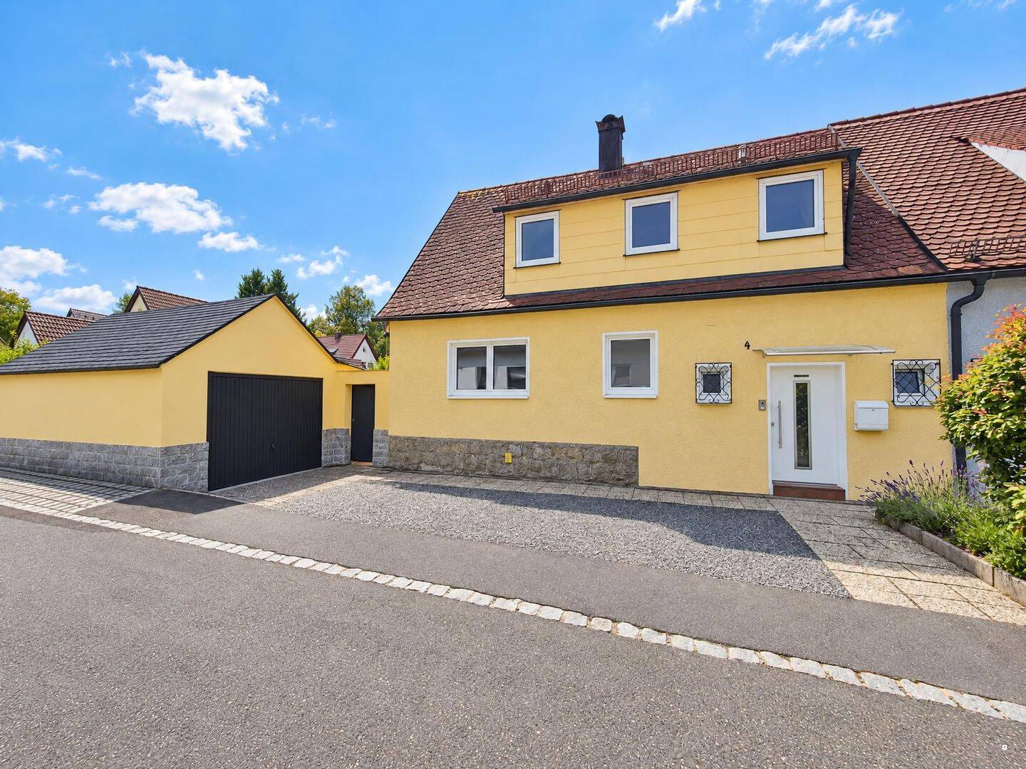 Hochwertig sanierte Doppelhaushälfte mit zwei Wohneinheiten, Garten, Nebengebäude, Garage und zwei Stellplätzen, 95679 Waldershof