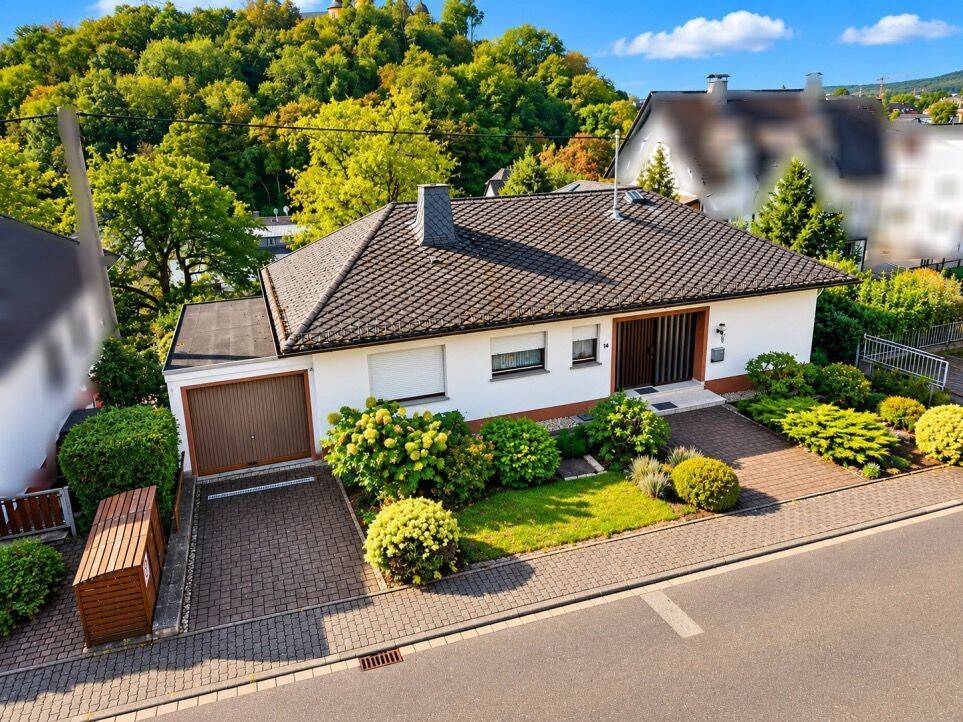 Großzügiges Einfamilienhaus mit Einliegerwohnung, Bungalowcharakter und Blick auf Schloss Montabaur!, 56410 Montabaur