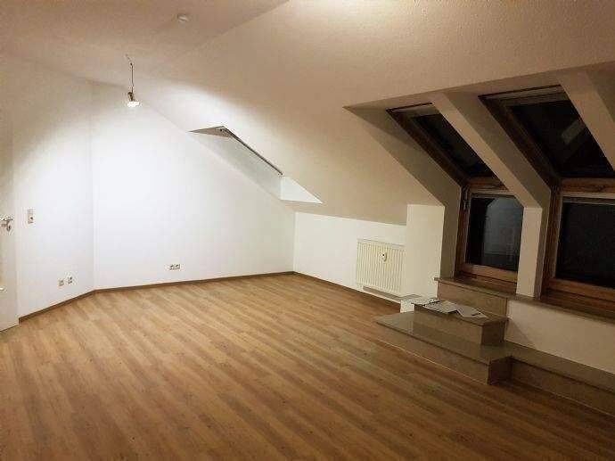 Helle 3-Zimmer-DG-Wohnung mit Süd-Balkon, West-Loggia & Stellplatz – früherer Einzug möglich!, 97078 Würzburg (Grombühl Lindleinsmühle Versbach)