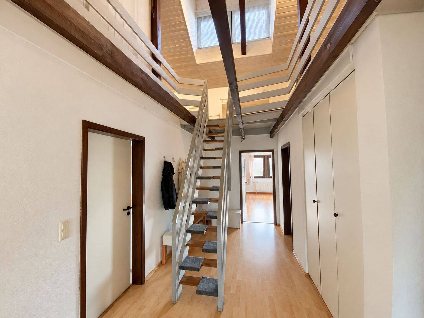 Wohnen auf zwei Ebenen – Maisonette mit Galerie, Kamin und Balkon, 38442 Wolfsburg (Ehmen Fallersleben Mörse Sandkamp Sülfeld)