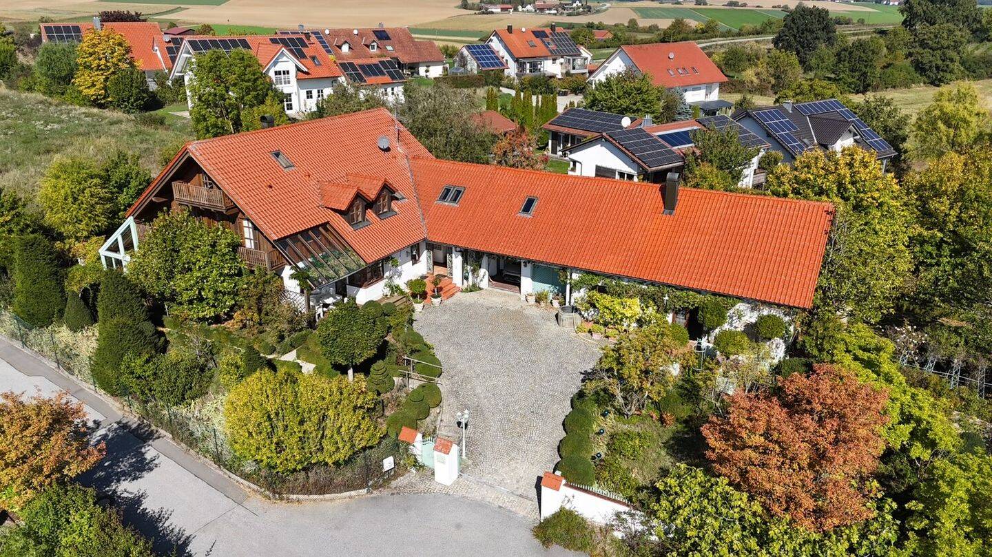 Ein Refugium mit Weitblick! Großzügiges Landhaus auf traumhaftem Parkgrundstück, 84164 Moosthenning
