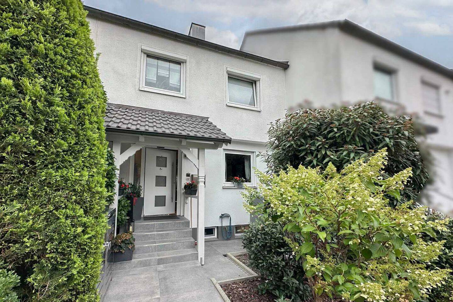 Bezugsbereit & modernisiert: RH mit schönem Garten, Terrasse und 2 Garagen in Erlangen-Eltersdorf, 91058 Erlangen (Bruck Eltersdorf Erlangen-Süd Sebaldussiedlung Tennenlohe)