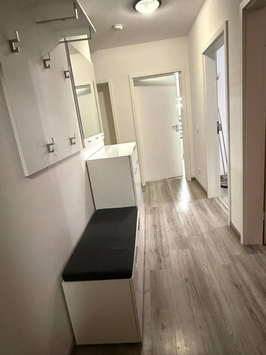 Möblierte 3-Zimmer-Wohnung mit Balkon und Tiefgaragenstellplatz in Germering, 82110 Germering