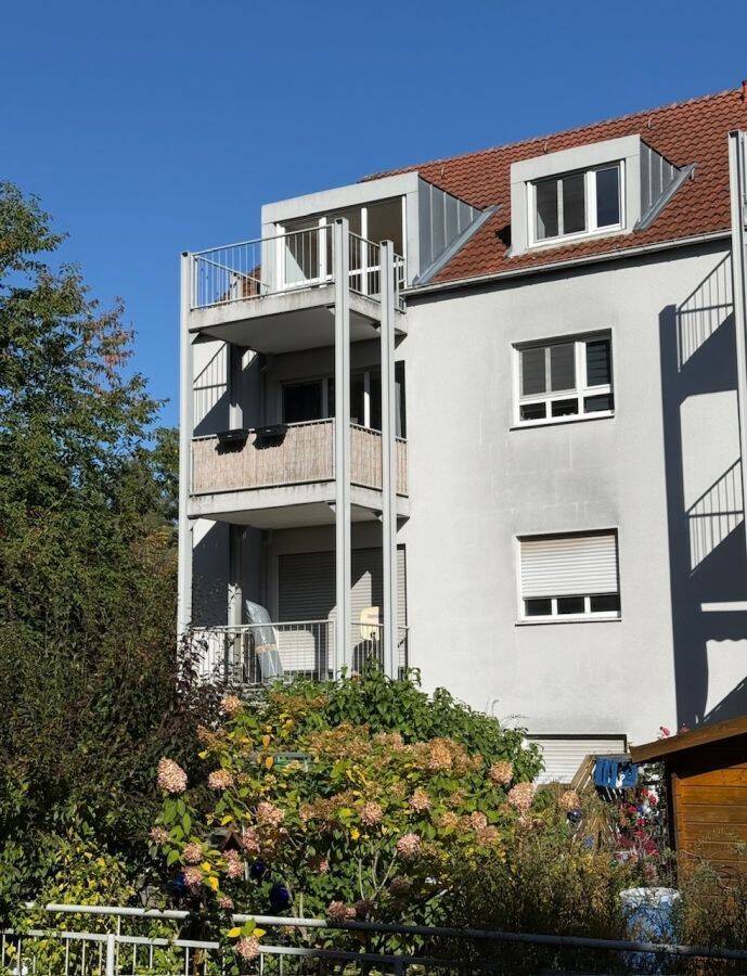 Lichtdurchflutete 3-Zimmer-Dachgeschosswohnung mit Südwestbalkon in Schwand, 90596 Schwanstetten