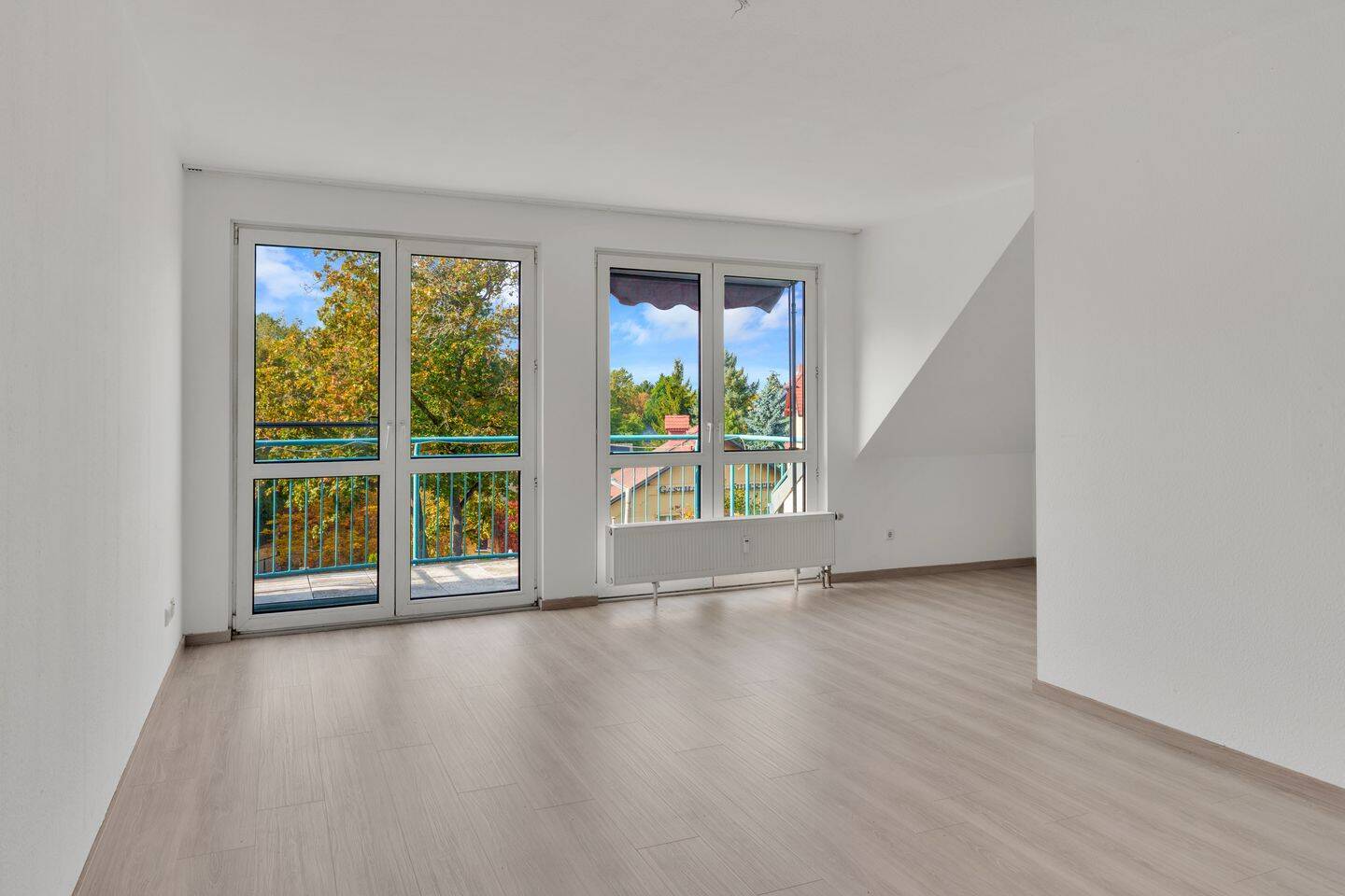 Helles Dachgeschoss mit Südwestbalkon, Blick ins Grüne und Tiefgaragenstellplatz, 12623 Berlin (Marzahn-Hellersdorf Kaulsdorf Mahlsdorf)