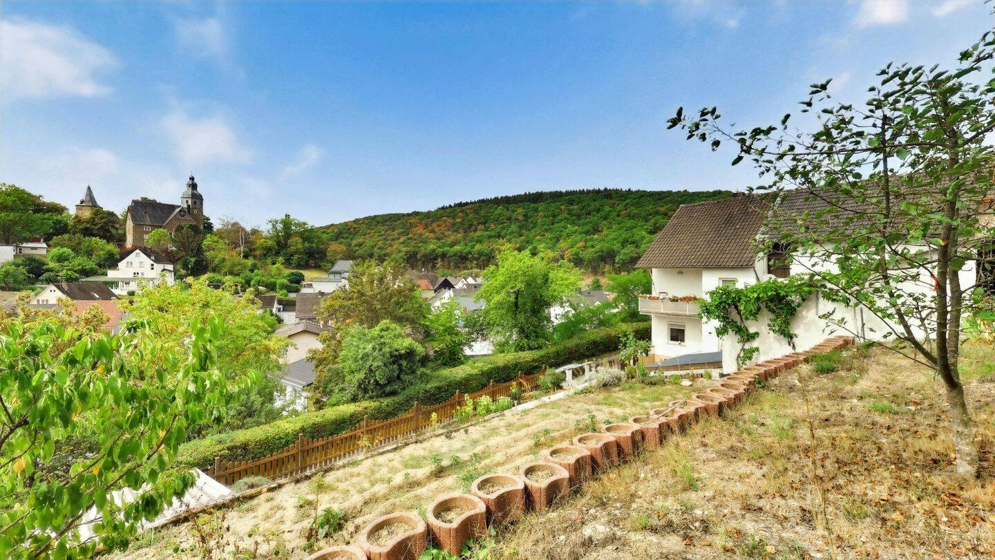 Viel Raum. Viel Grün. Viel Aussicht. – Charmantes Einfamilienhaus mit traumhaftem Blick über Aarbergen-Michelbach, 65326 Aarbergen