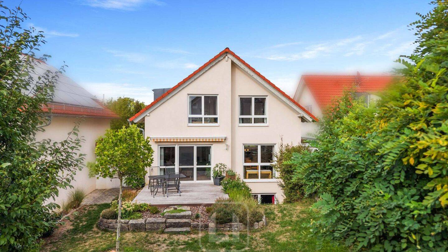 Familienglück mit Gartenidylle: 5 Zimmer | Terrasse | Keller | Garage & zwei Stellplätze, 71126 Gäufelden